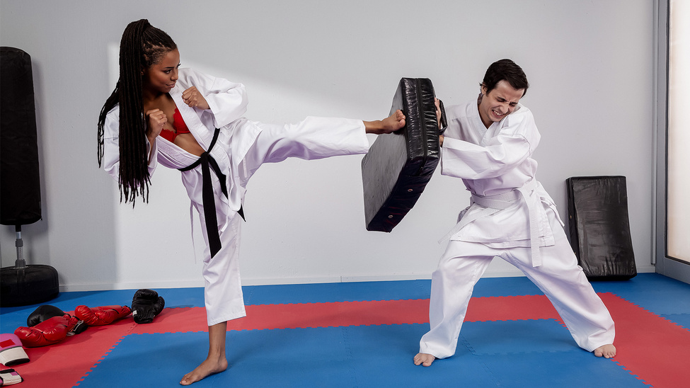 Fighting Foot Domination (Kira Noir, Ricky Spanish) [Brazzers]