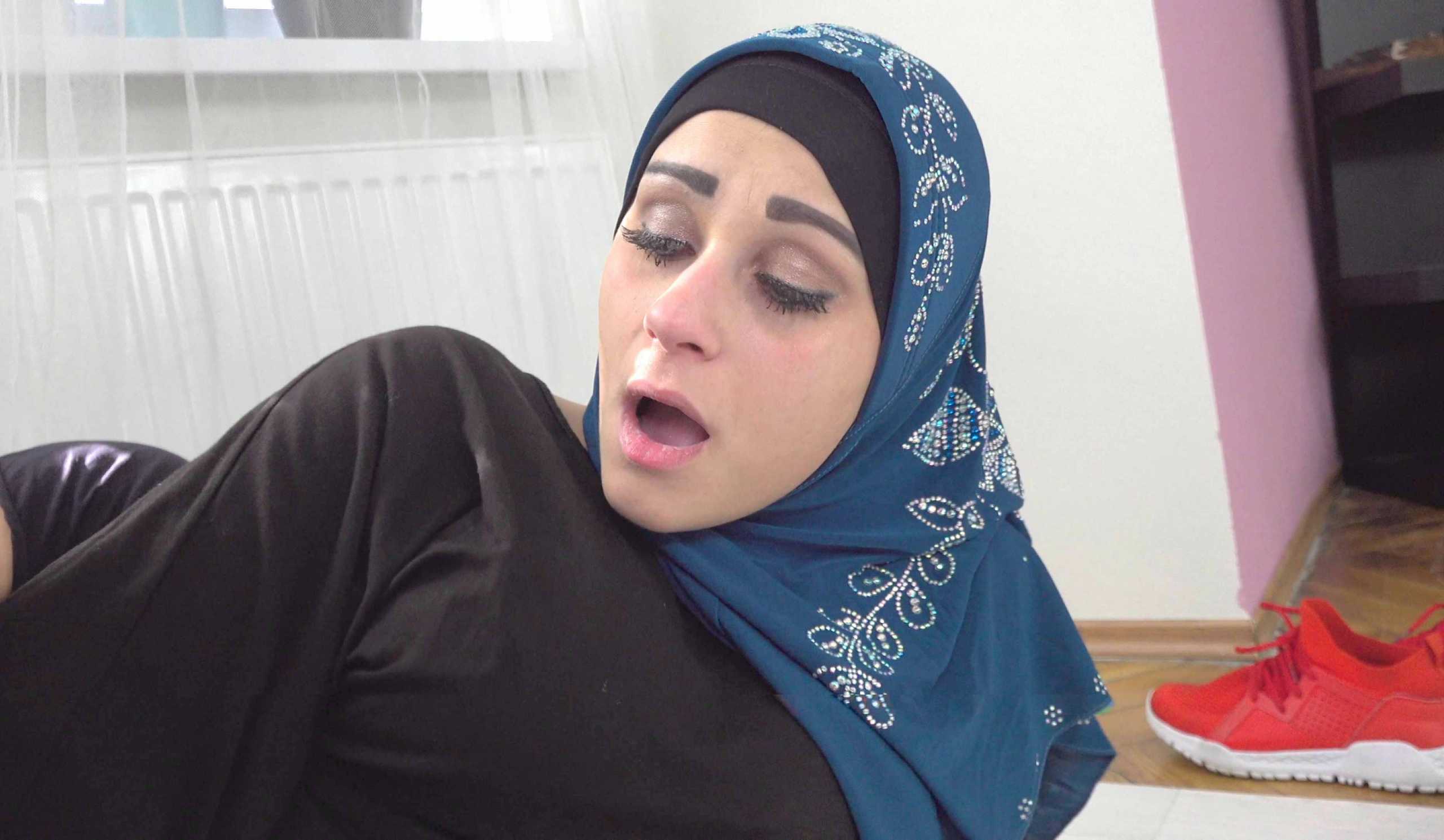 [SexWithMuslims] Klaudia Diamond (Muslim woman got the cock in her mouth instead of a prayer / 04.24.2020)