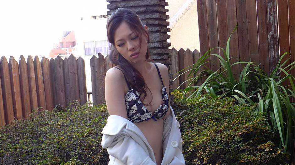 [JapanHDV] Misaki Yoshimura (Misaki Yoshimura on a rooftop garden gets naked and plays with us / 11.11.2021)
